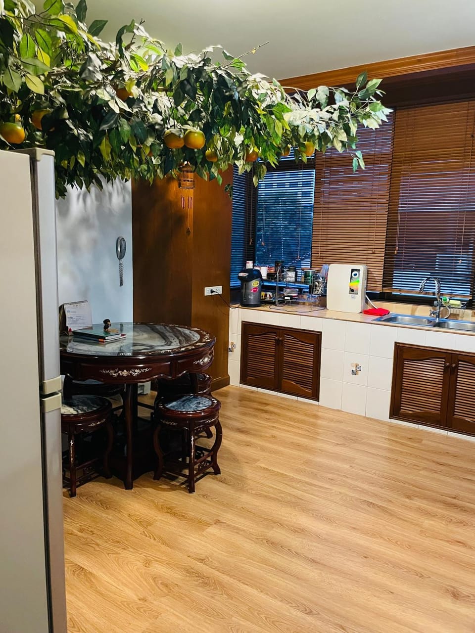 Kitchen or kitchenette, Dining area