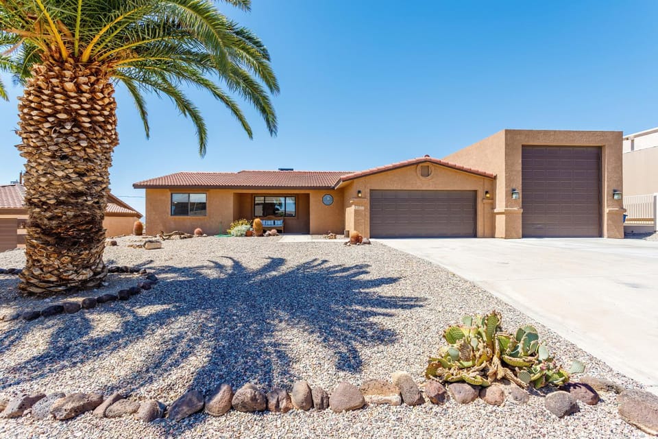 Coral Reef Lake House Adventure House in Lake Havasu City