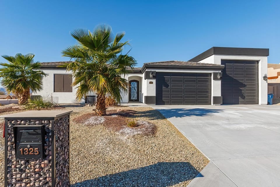 Desert Oasis a McCulloch Pool Home House in Lake Havasu City