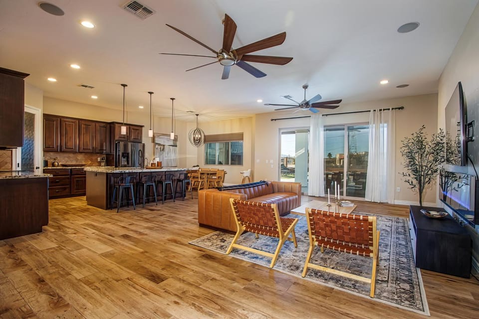 Desert Oasis a McCulloch Pool Home House in Lake Havasu City