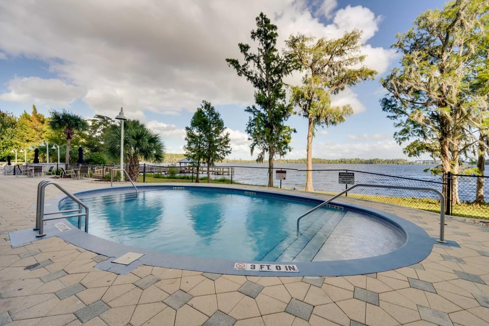 1 Mi to Disney World: Lakefront Condo in Orlando! House in Orlando