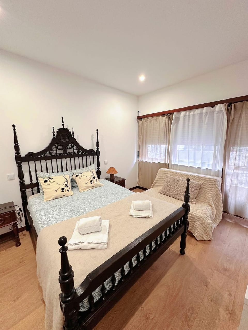 Bed, Photo of the whole room, Seating area, Bedroom, towels