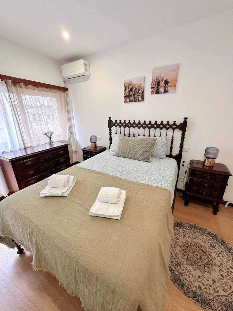 Bed, Living room, Photo of the whole room, Seating area, Bedroom, towels, air conditioner