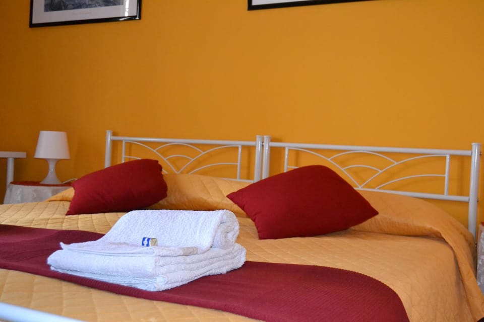 Bed, Bedroom, towels