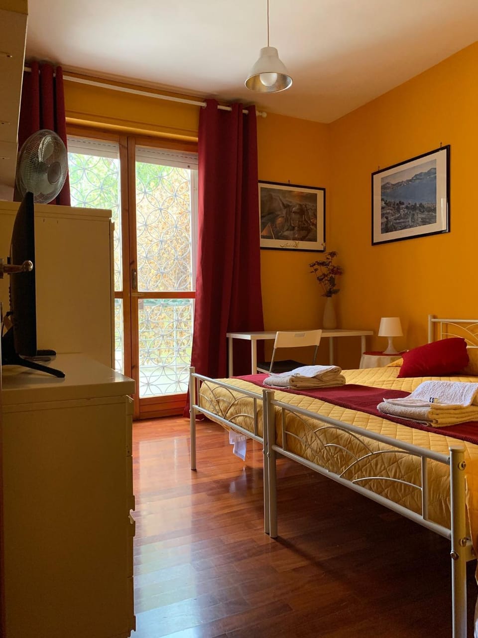 Bed, Photo of the whole room, fireplace
