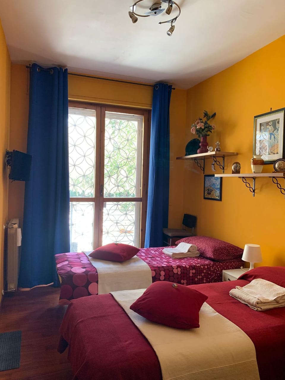Bed, TV and multimedia, Photo of the whole room, Bedroom