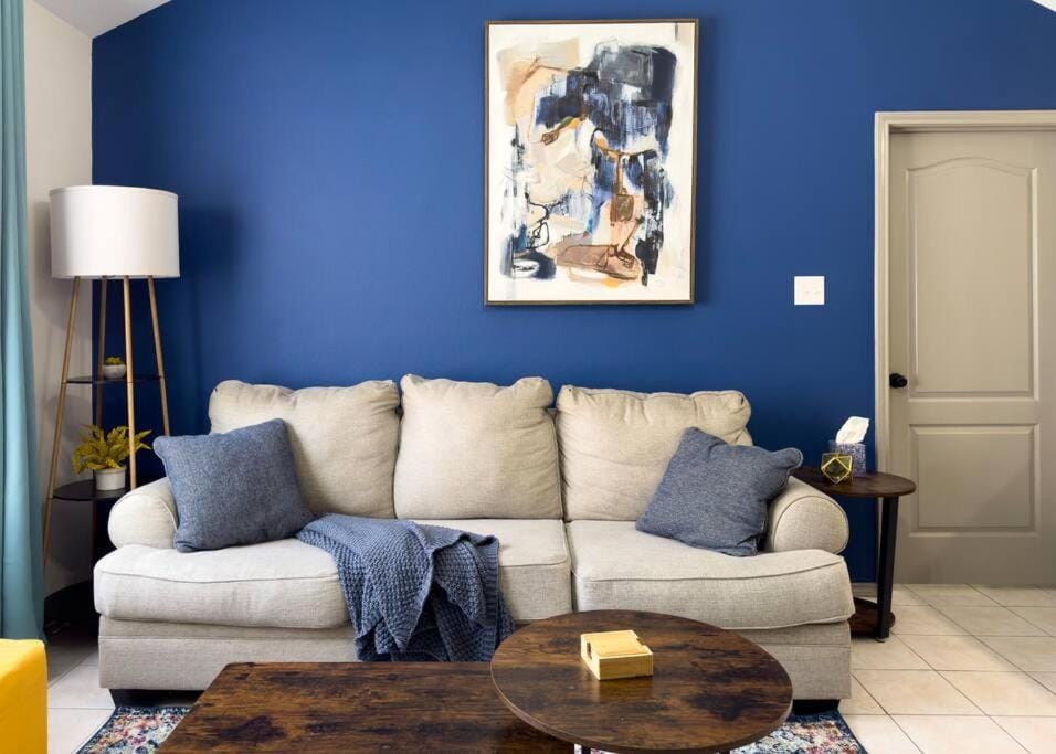 Chic, Quiet 2BR 2BA Near Shops & Restos! Apartment in McAllen