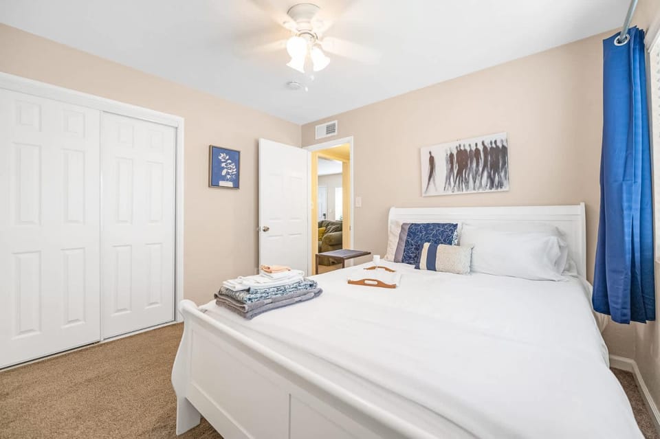 Longer Stays for Travelers- Apt Blocks from Hospital, Downtown Apartment in Visalia