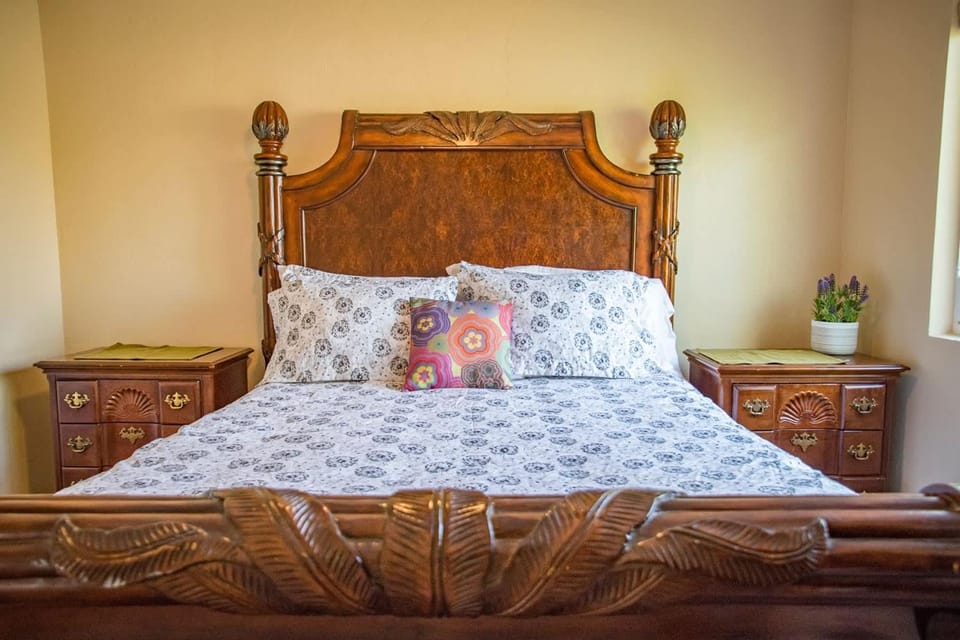 Longer Stays for Travelers- Apt Blocks from Hospital, Downtown Apartment in Visalia