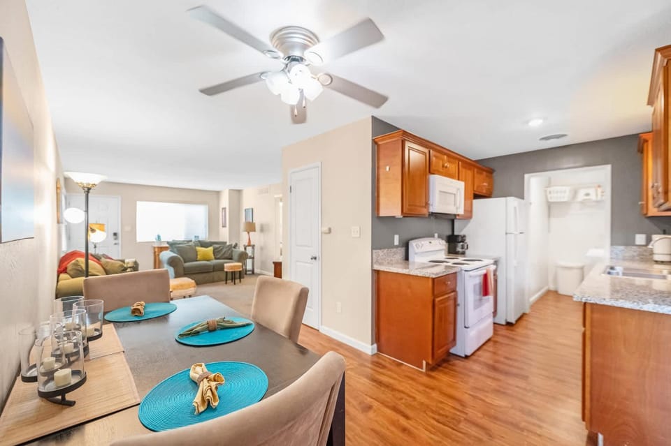Longer Stays for Travelers- Apt Blocks from Hospital, Downtown Apartment in Visalia