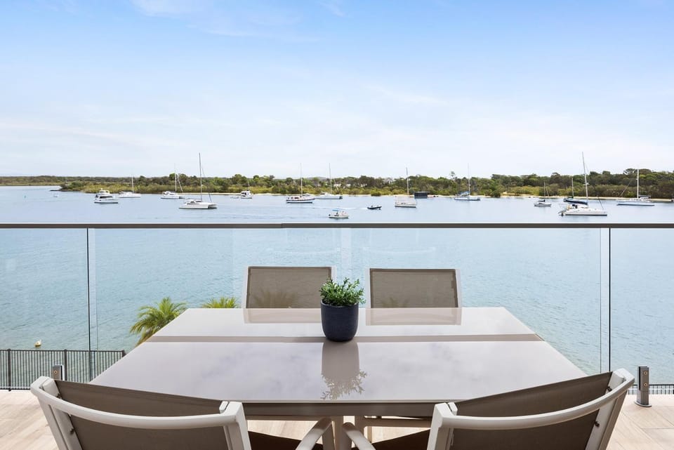 Commodore 5 Modern Waterfront Apartment in Noosa Heads