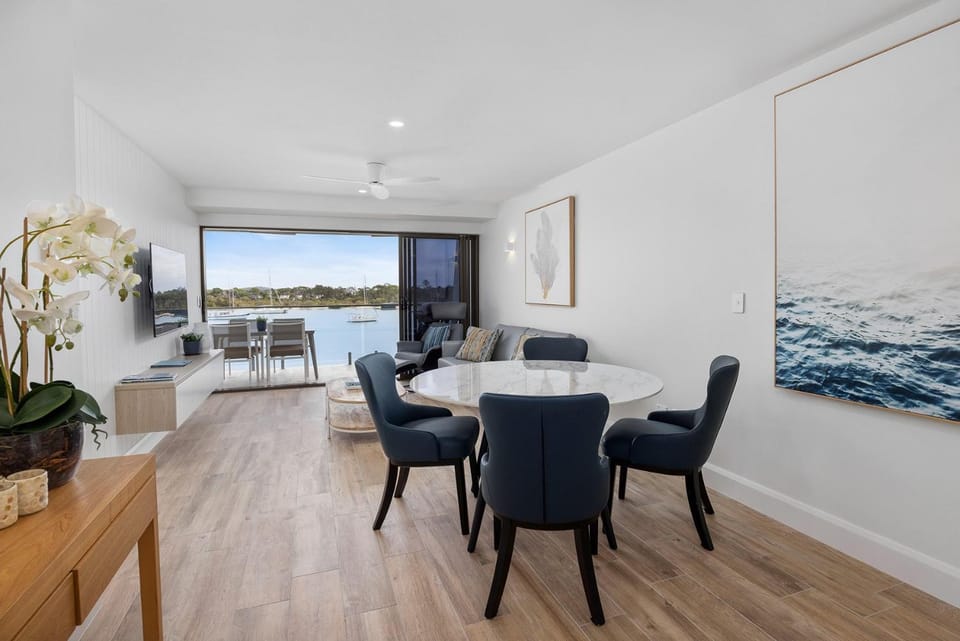 Commodore 5 Modern Waterfront Apartment in Noosa Heads