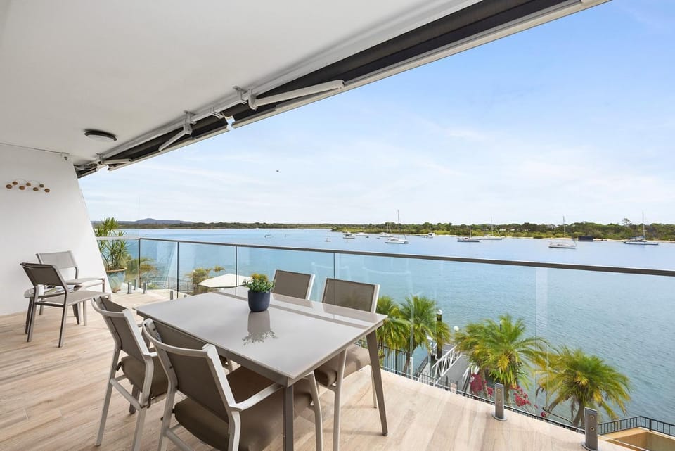 Commodore 5 Modern Waterfront Apartment in Noosa Heads