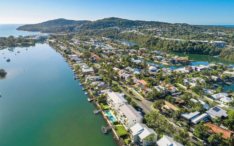 Commodore 5 Modern Waterfront Apartment in Noosa Heads