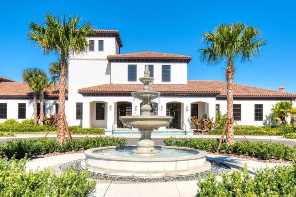 Super exciting 6 bed pool home with BBQ/SPA House in Four Corners