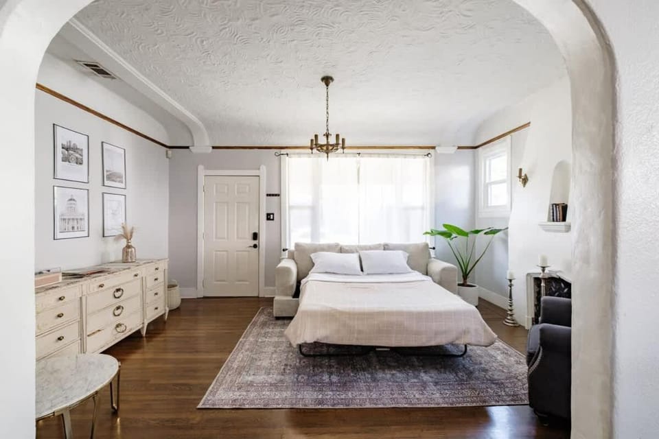 Unique Bungalow w/ hot Spa in DT House in Sacramento