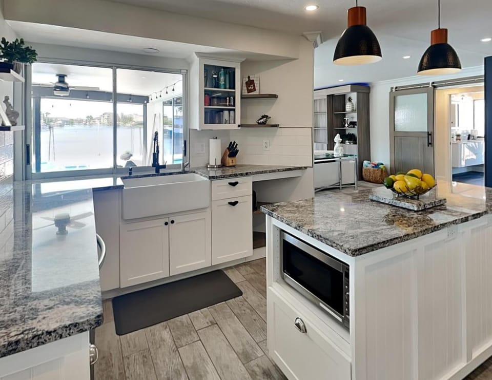 Kitchen or kitchenette, Pool view, microwave, kitchen