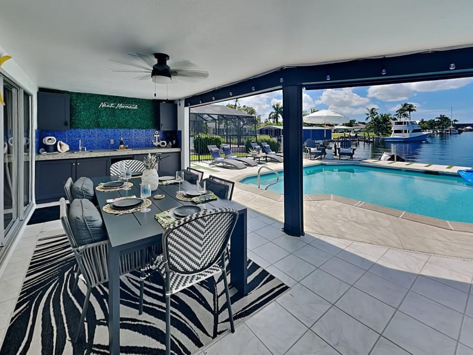 Patio, Coffee/tea facilities, Kitchen or kitchenette, Seating area, Dining area, Pool view, Sea view, Swimming pool