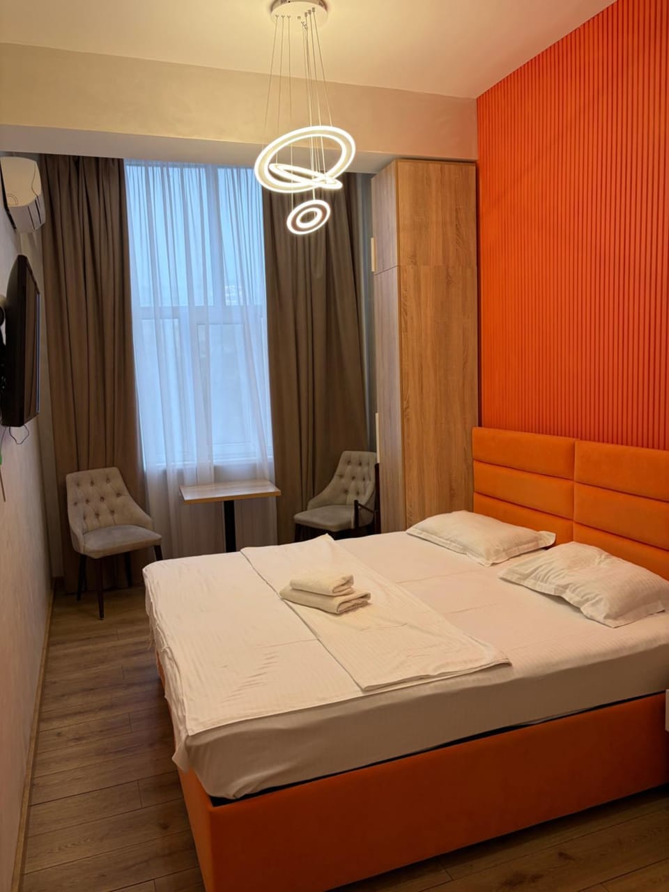 Bed, TV and multimedia, Photo of the whole room, Bedroom