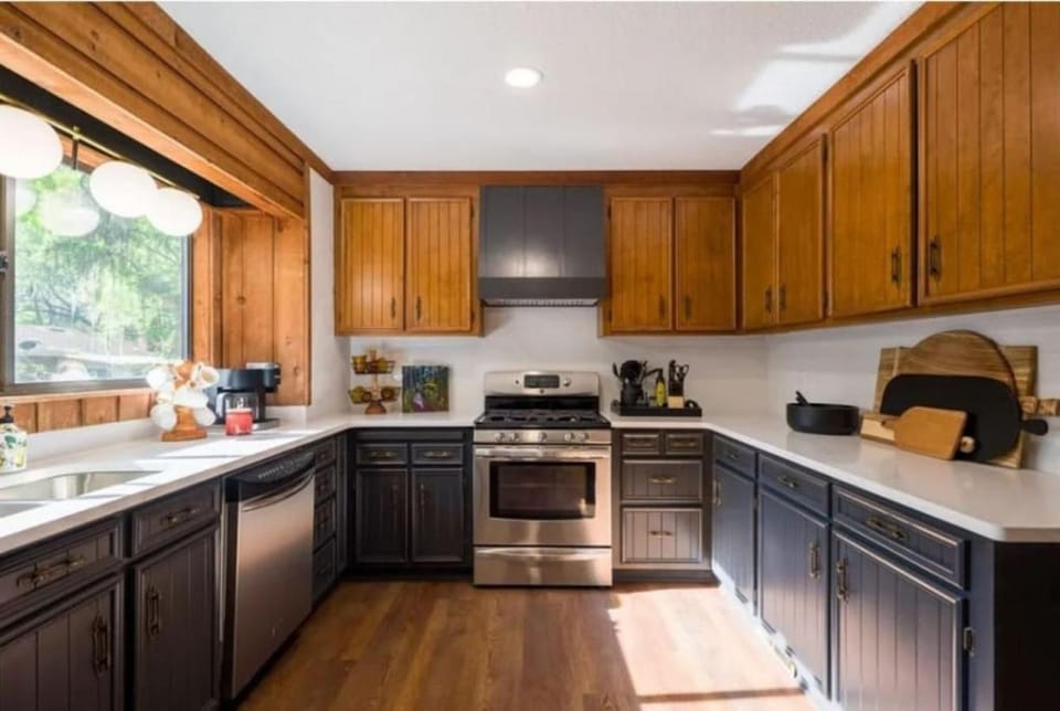 Coffee/tea facilities, dishwasher, minibar, pet friendly, stove, toaster