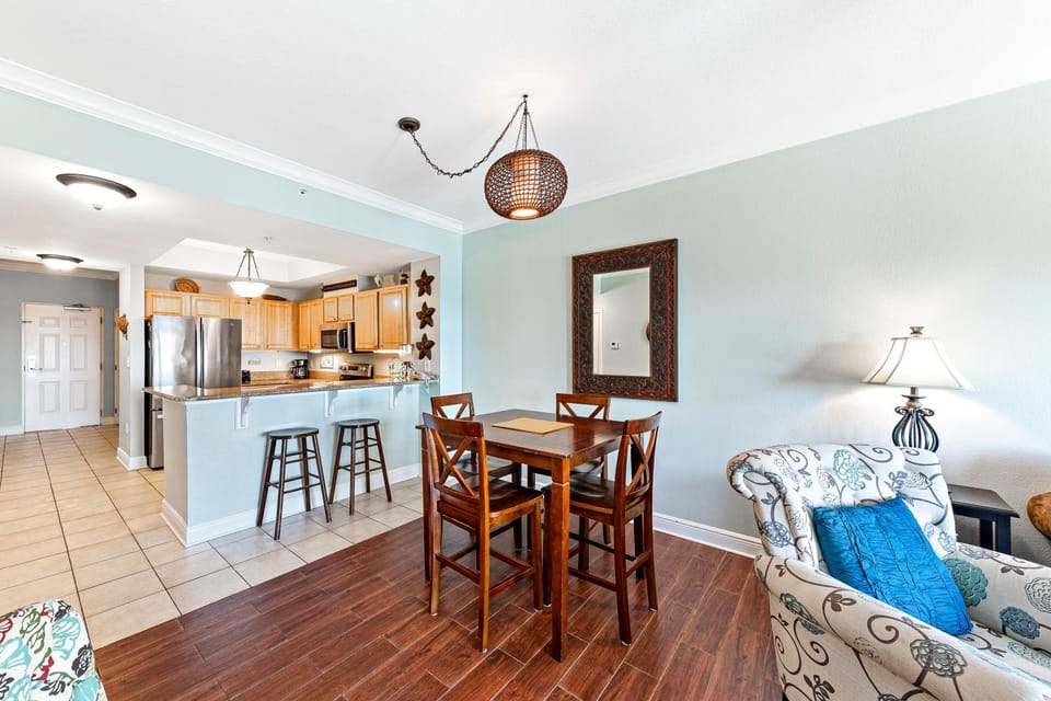 Kitchen or kitchenette, Seating area, Dining area
