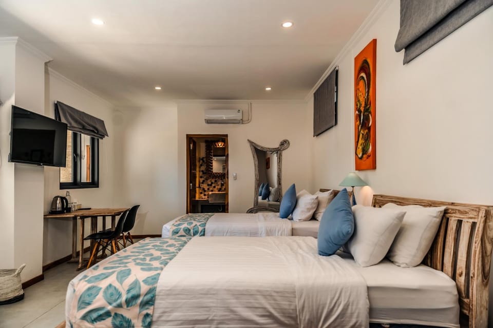 Bed, TV and multimedia, Seating area, Bedroom, air conditioner