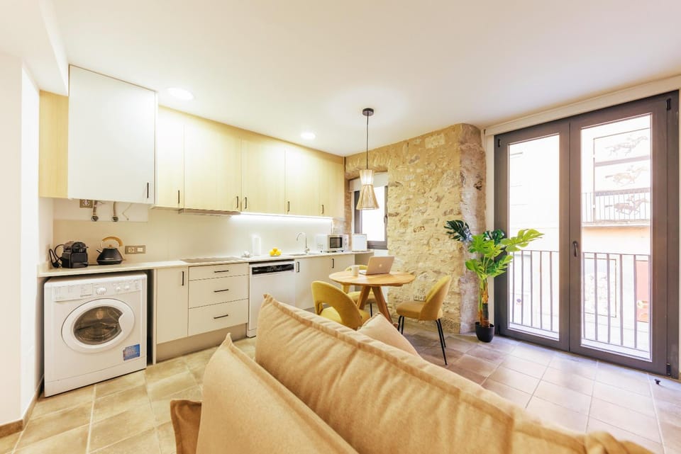Kitchen or kitchenette, Dining area, dishwasher, minibar, stove, toaster, washing machine