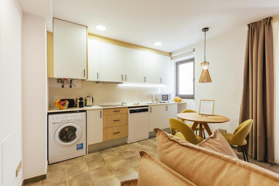 Kitchen or kitchenette, Dining area, dishwasher, minibar, stove, toaster, washing machine
