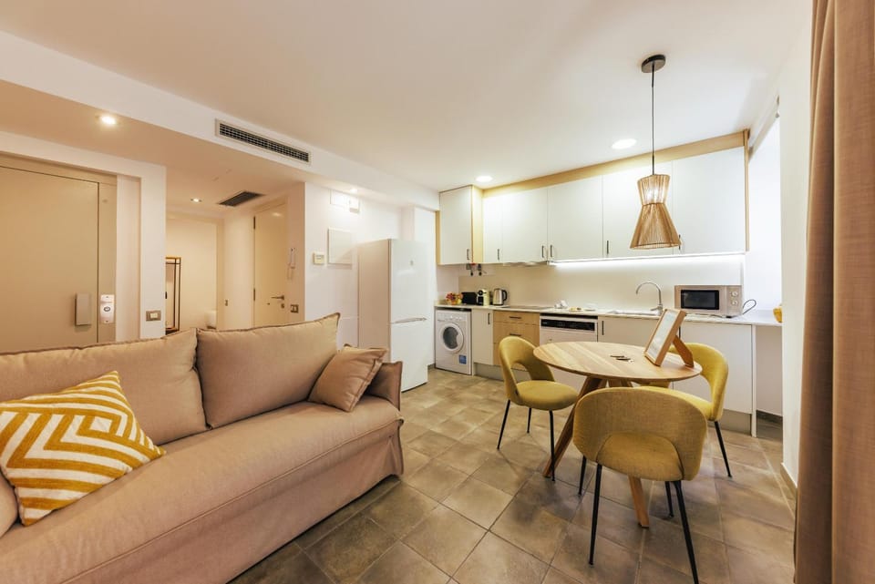 Kitchen or kitchenette, Living room, Seating area, Dining area