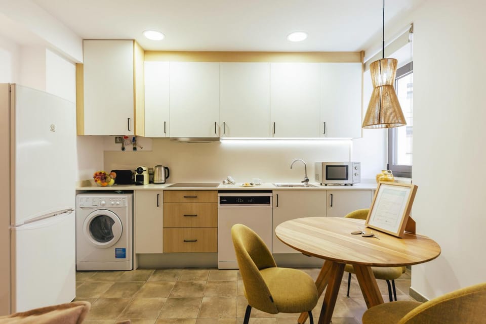 Coffee/tea facilities, Kitchen or kitchenette, Dining area, dishwasher, minibar, stove, toaster, washing machine