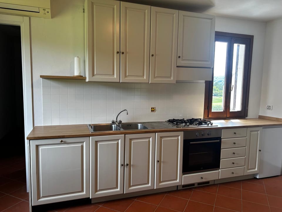 Kitchen or kitchenette, dishwasher, stove