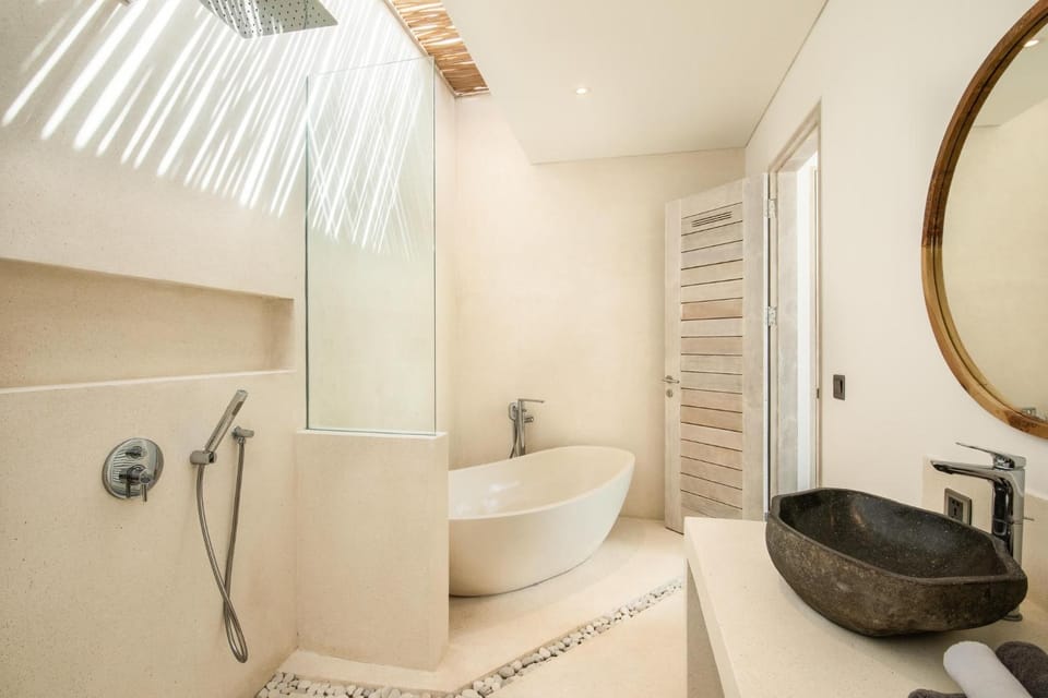 Modern 4 BR villa heart of Canggu 800m to beach Villa in North Kuta