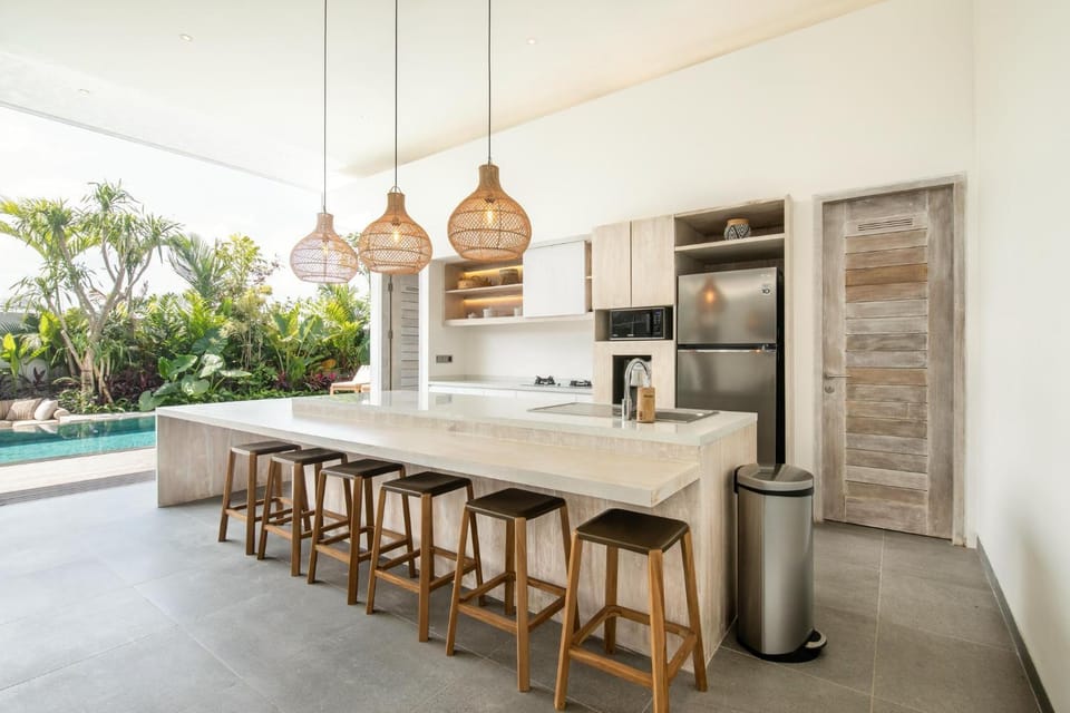 Modern 4 BR villa heart of Canggu 800m to beach Villa in North Kuta