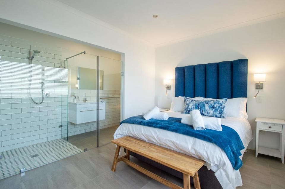 Shower, Bed, Photo of the whole room, towels