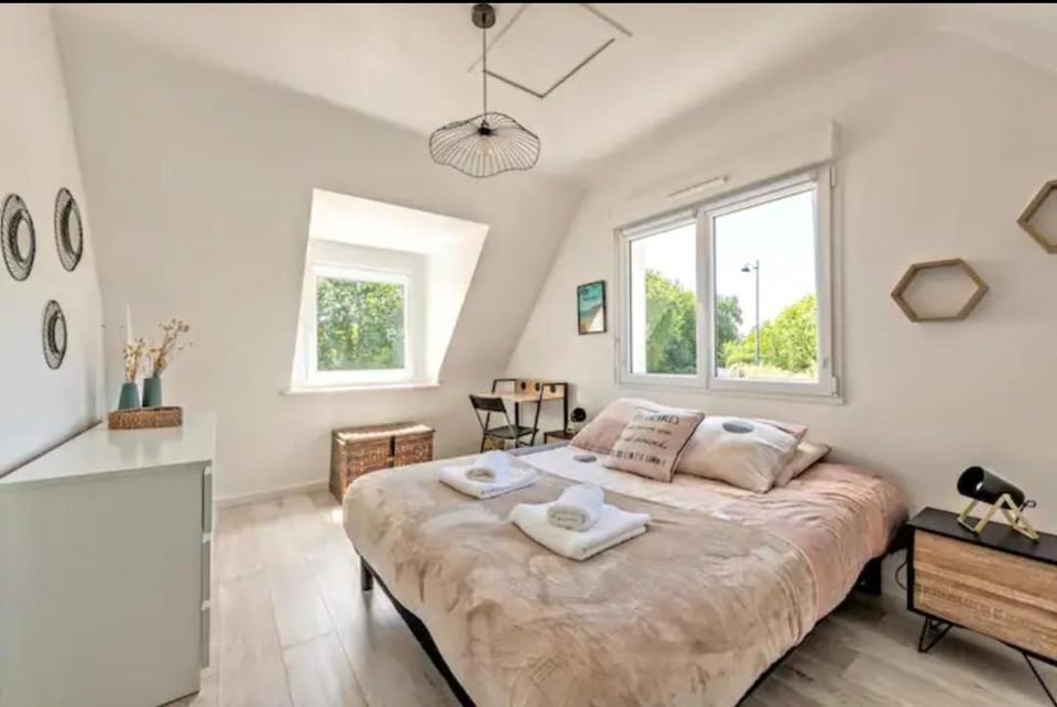 Bed, Bedroom, towels