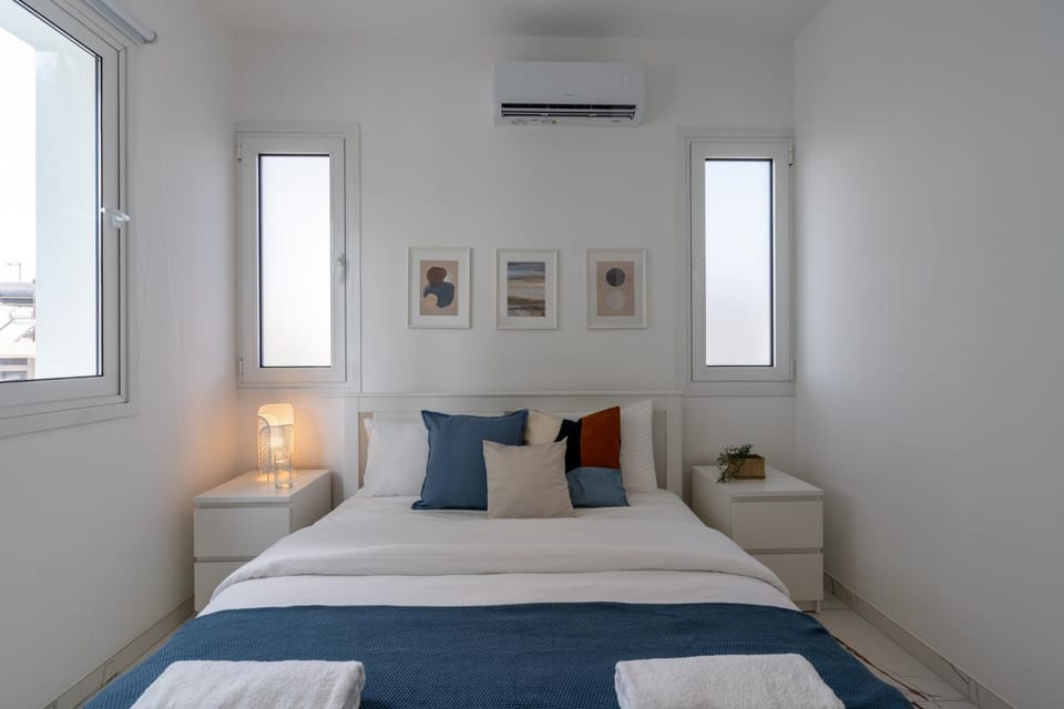 Bed, Photo of the whole room, Bedroom, air conditioner