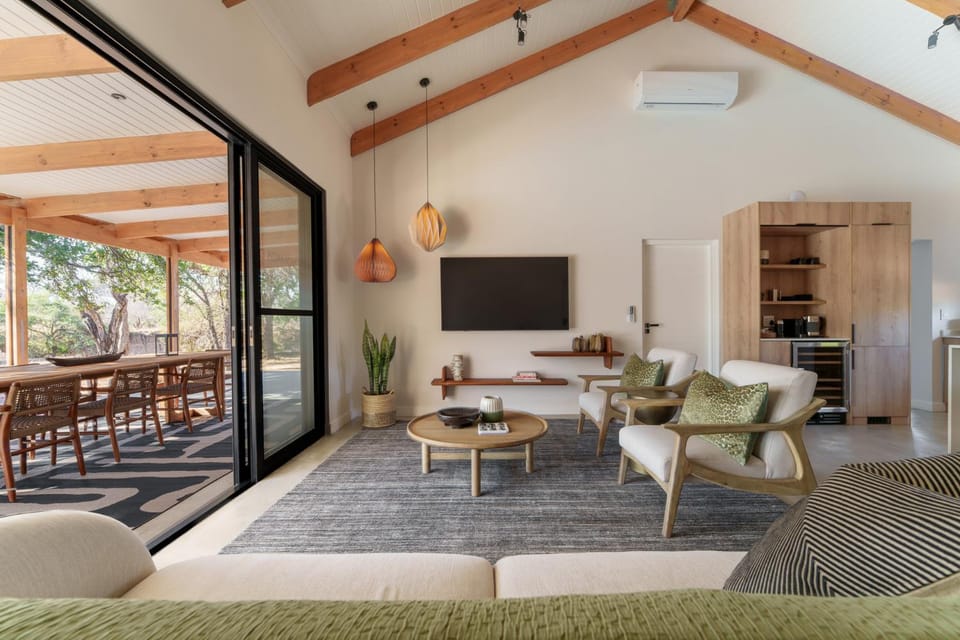 TV and multimedia, Living room, Seating area, air conditioner