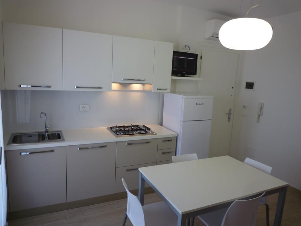 Kitchen or kitchenette, Dining area, dishwasher, minibar, stove