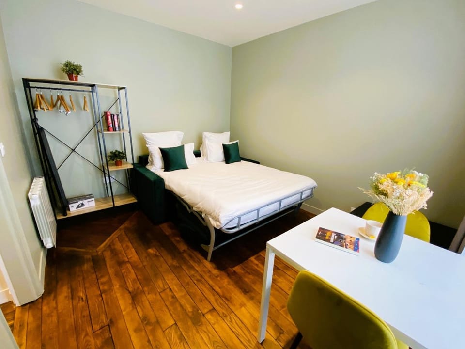 Bed, TV and multimedia, View (from property/room), Seating area, Dining area, Bedroom, storage