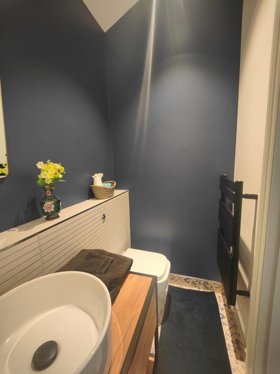 Peaceful Getaway in Forested Park and Off Street Parking Apartment in Bournemouth
