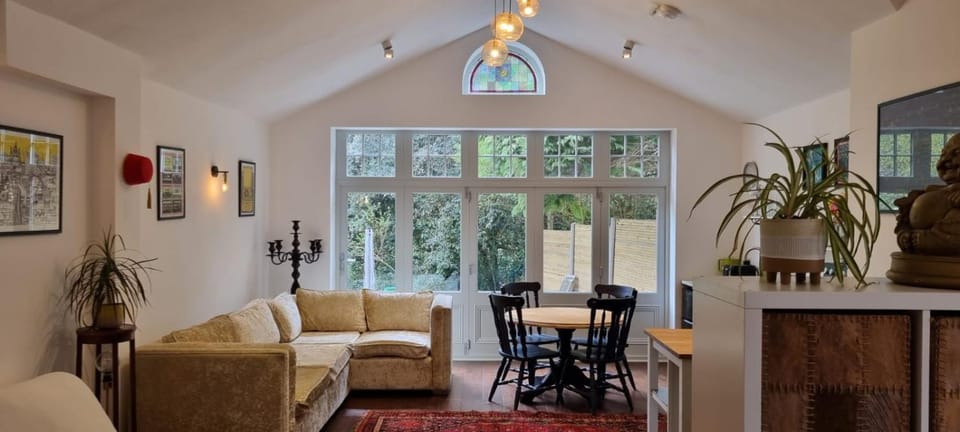 Peaceful Getaway in Forested Park and Off Street Parking Apartment in Bournemouth
