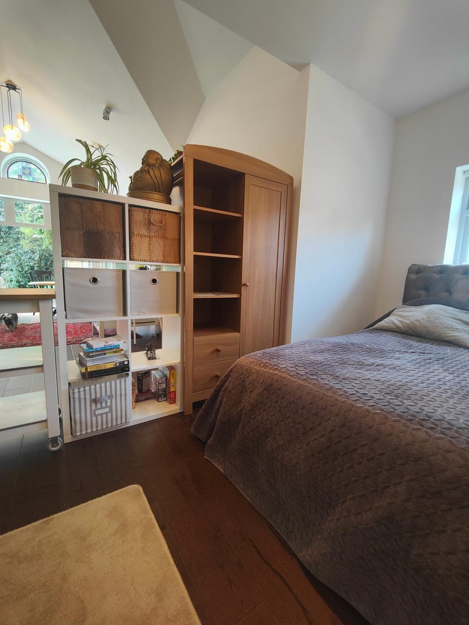 Peaceful Getaway in Forested Park and Off Street Parking Apartment in Bournemouth