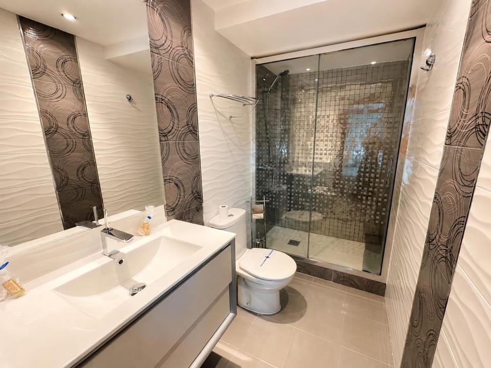 Bed, Bathroom, Photo of the whole room, towels