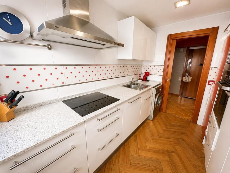 Kitchen or kitchenette, dishwasher, stove
