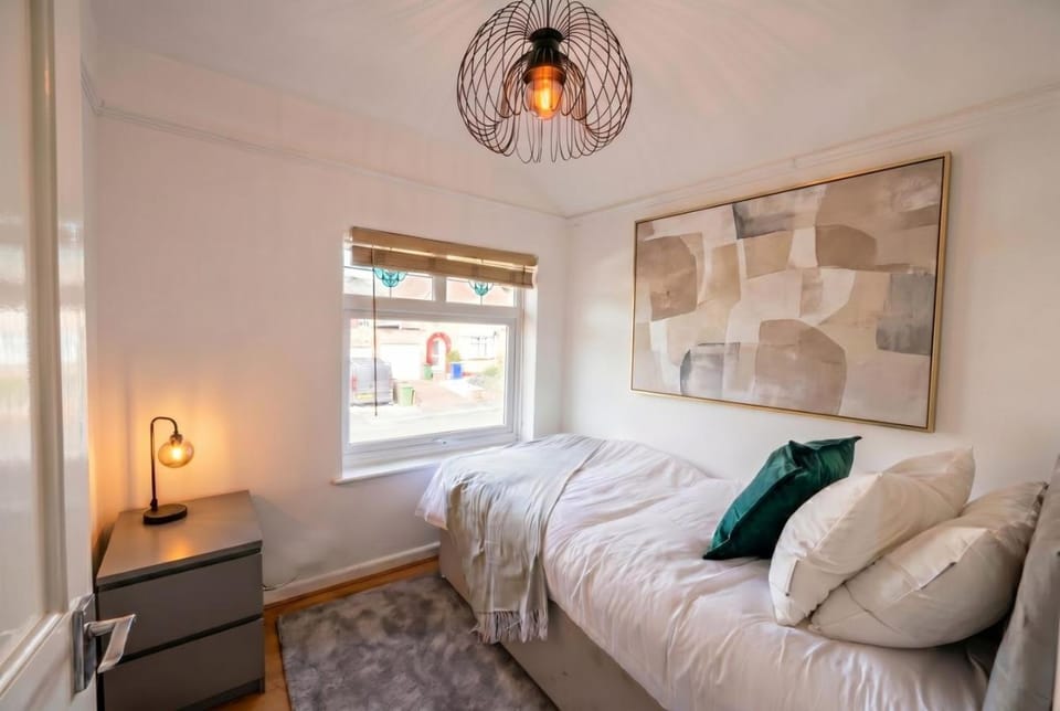 Bed, Photo of the whole room, Bedroom