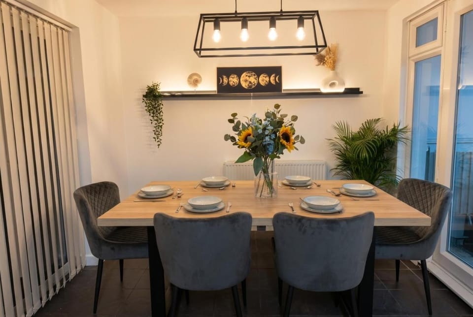 Seating area, Dining area