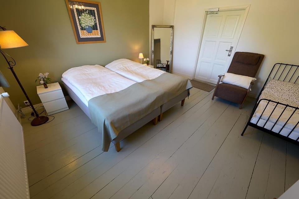 Photo of the whole room, Bedroom