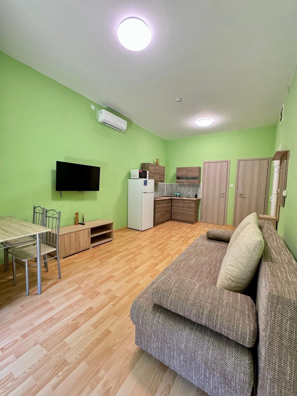 Communal lounge/ TV room, TV and multimedia, Kitchen or kitchenette, Seating area, Dining area, air conditioner