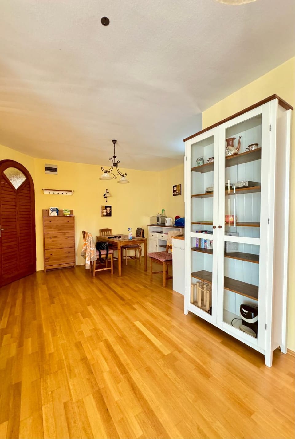 Kitchen or kitchenette, Dining area, stove
