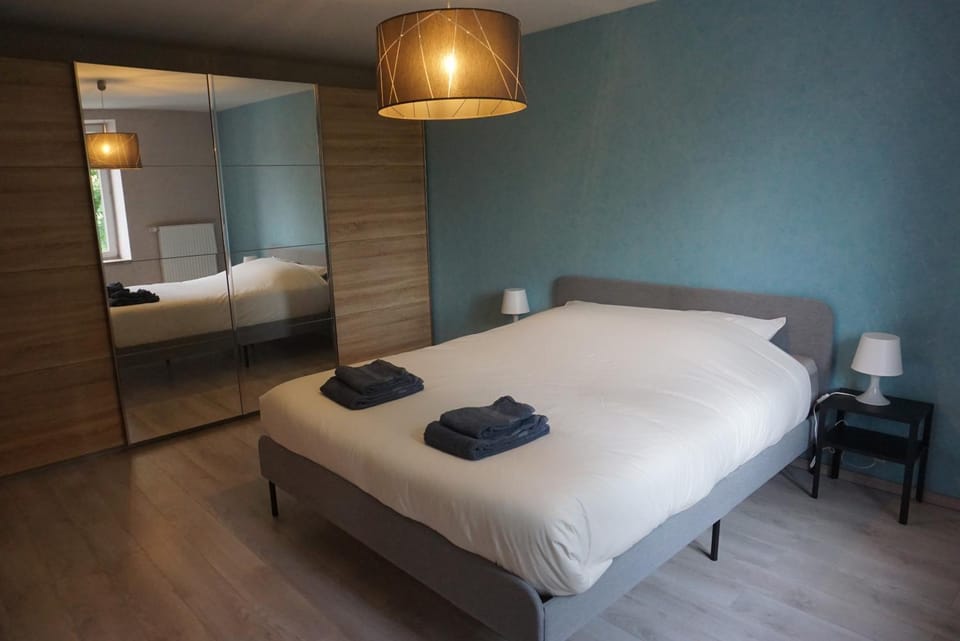Bed, Bedroom, towels, wardrobe